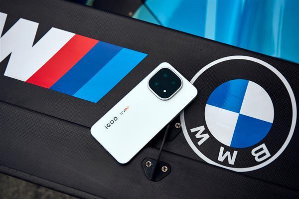 iQOO 15獨(dú)家標(biāo)配AR增透消反保護(hù)膜 產(chǎn)品經(jīng)理:成本高 別撕掉它