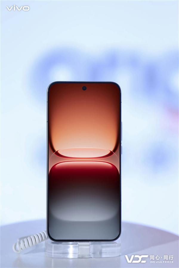 iQOO 15獨(dú)家標(biāo)配AR增透消反保護(hù)膜 產(chǎn)品經(jīng)理:成本高 別撕掉它