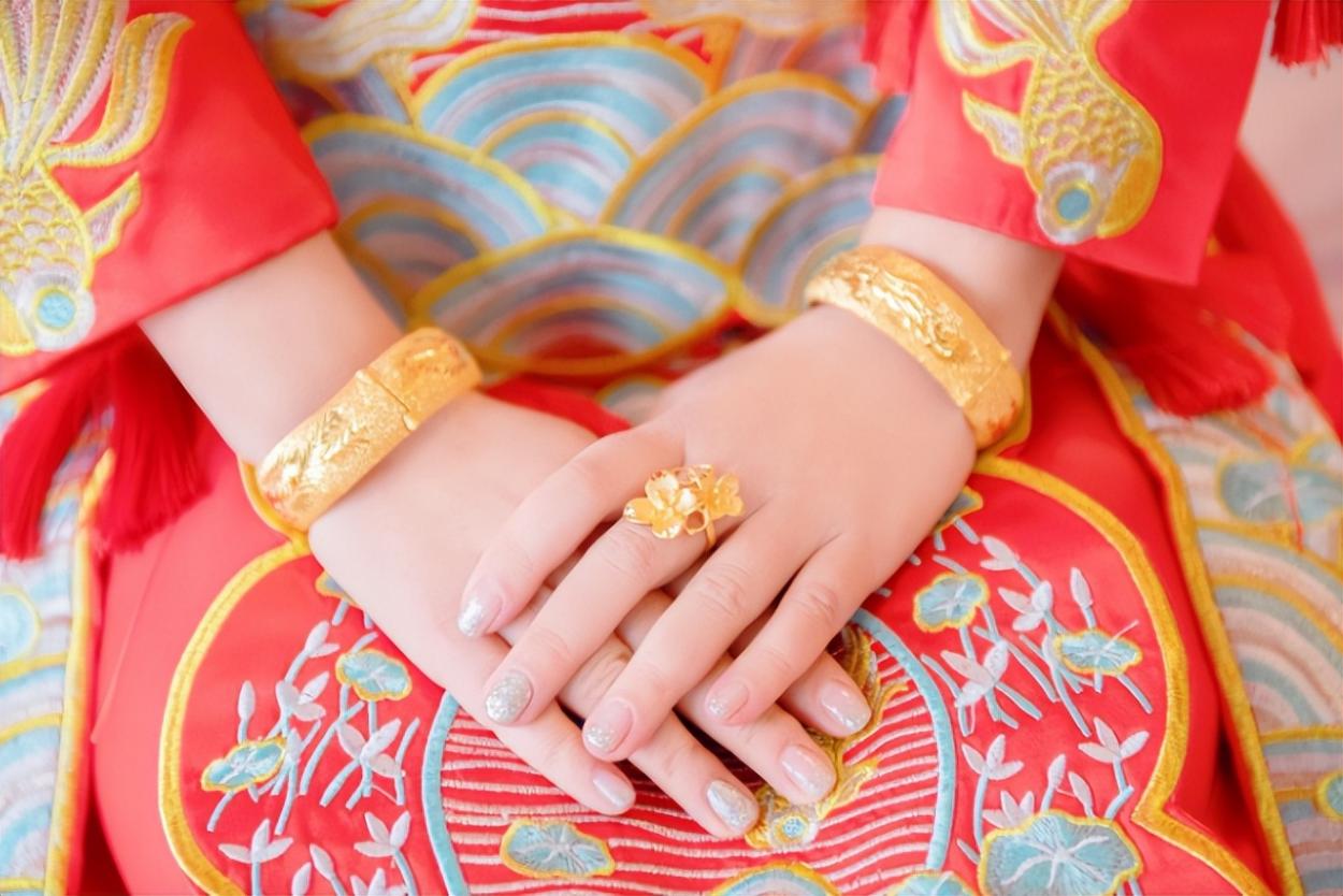 黃金新高,婚俗從簡租“三金”,年輕人為何敢打破傳統(tǒng)婚俗?