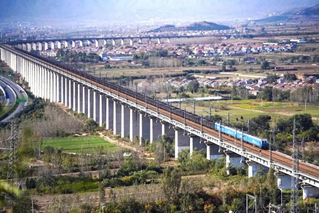 超長火車震撼再現!數數有多少節車廂?