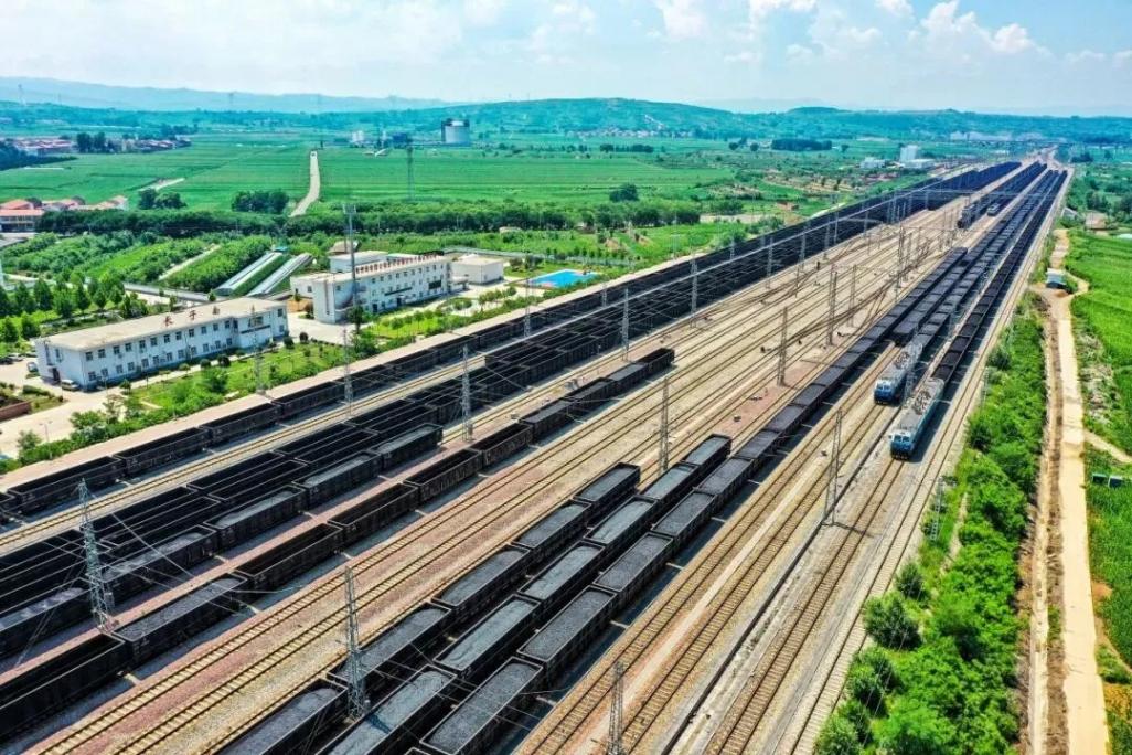 超長火車震撼再現!數數有多少節車廂?