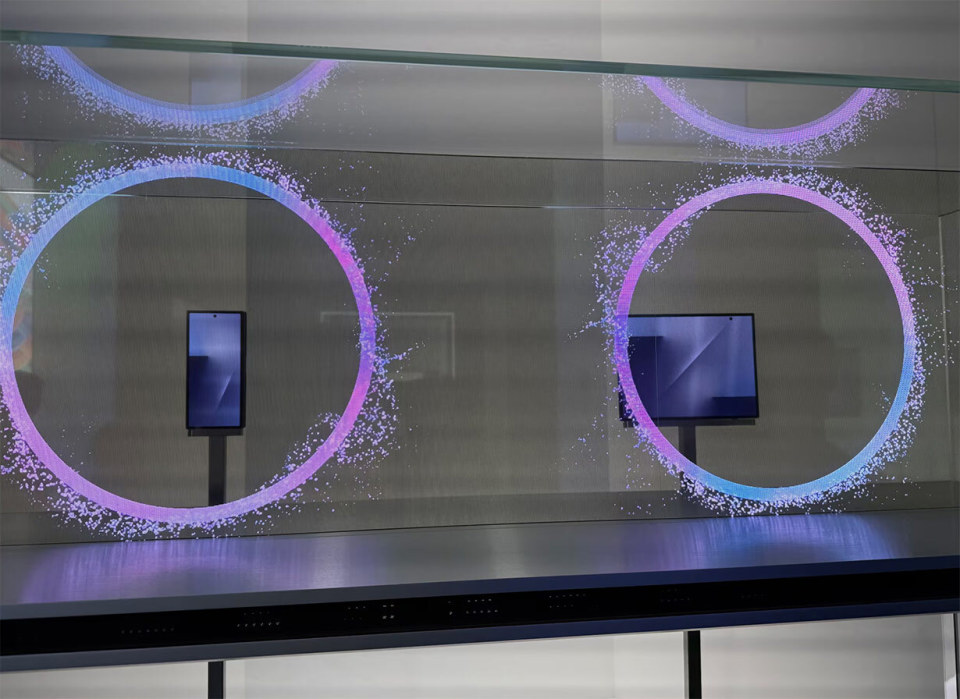 三星三折疊手機(jī)首秀,售價(jià)或高達(dá)2萬 圖片