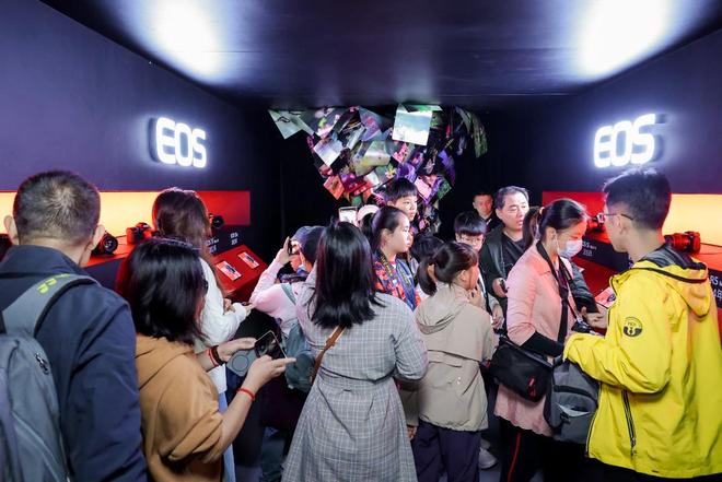 佳能EOS影像藝術公園上海揭幕:巨型模型復刻R5 Mark II