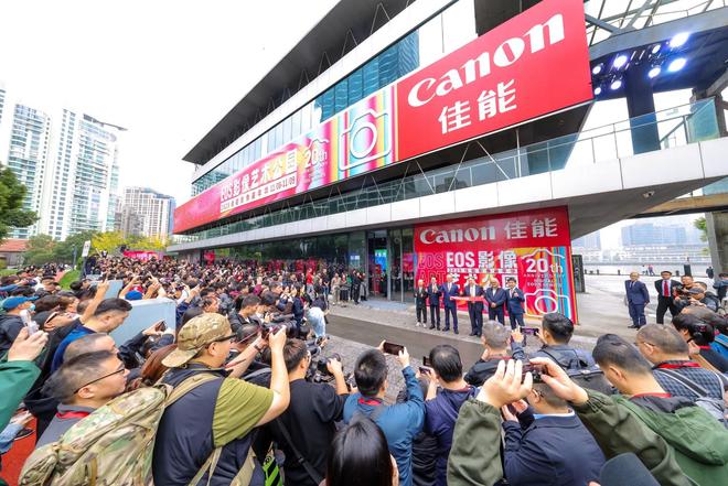 佳能EOS影像藝術公園上海揭幕:巨型模型復刻R5 Mark II